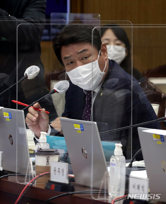 [서울=뉴시스] 7일 서울 용산구 국방부 대회의실에서 열린 국회 국방위원회의 국방부 등에 대한 국정감사에서 강대식 국민의 힘 의원이 질의하고 있다. (사진=국방일보 제공) 2020.10.07. photo@newsis.com