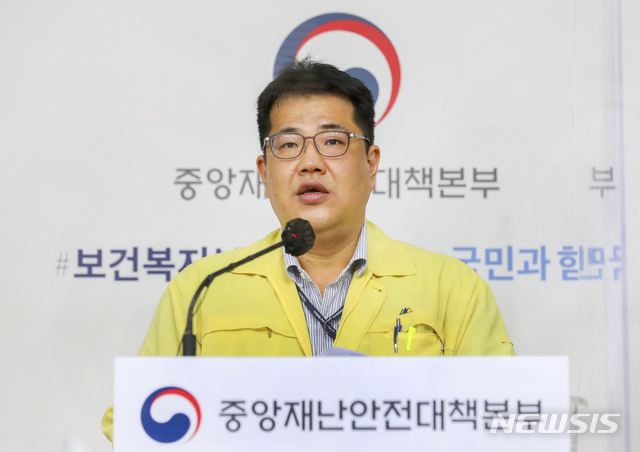 [서울=뉴시스] 박민석 기자 = 손영래 보건복지부 중앙사고수습본부 전략기획반장이 7일 세종시 정부세종청사에서 신종 코로나바이러스 감염증(코로나19) 관련 중앙재난안전대책본부 정례 브리핑을 하고 있다. (사진=보건복지부 제공) 2020.10.07. photo@newsis.com