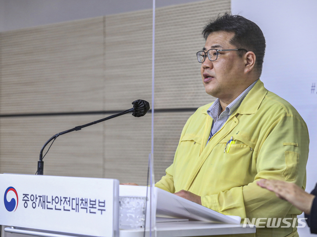 [서울=뉴시스] 박민석 기자 = 손영래 보건복지부 중앙사고수습본부 전략기획반장이 7일 세종시 정부세종청사에서 신종 코로나바이러스 감염증(코로나19) 관련 중앙재난안전대책본부 정례 브리핑을 하고 있다. (사진=보건복지부 제공) 2020.10.07. photo@newsis.com