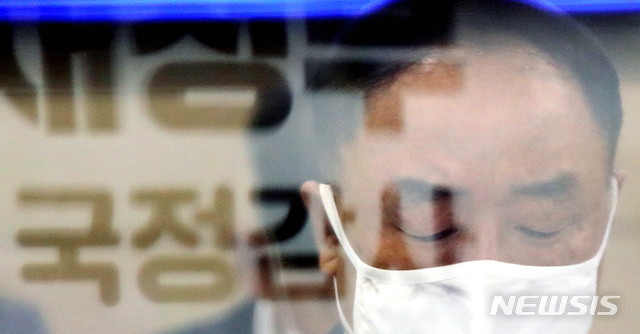 [세종=뉴시스]강종민 기자 = 홍남기 부총리 겸 기획재정부 장관이 7일 정부세종청사에서 열린 국회 기획재정위원회의 기획재정부에 대한 국정감사에서 의원 질의를 듣던 중 생각을 하고 있다. 사진은 촬영 후 좌우 반전. (공동취재사진) 2020.10.07.&nbsp; photo@newsis.com