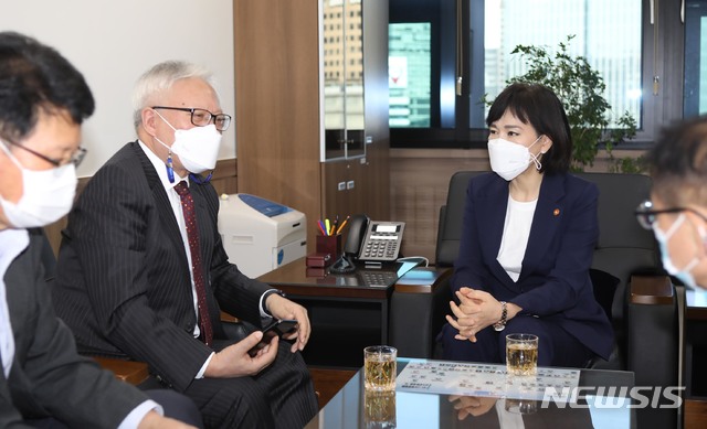 [서울=뉴시스]전현희 국민권익위원장이 7일 서울 종로구 정부서울청사에서 이윤성 한국보건의료인국가시험원 원장을 접견, 대화를 나누고 있다. (사진=국민권익위원회 제공) 2020.10.07.&nbsp; photo@newsis.com