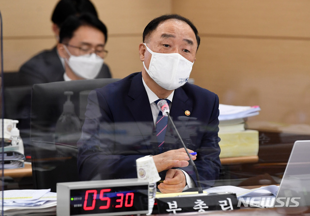[세종=뉴시스]강종민 기자 = 홍남기 경제부총리 겸 기획재정부 장관이 7일 정부세종청사에서 열린 국회 기획재정위원회의 기획재정부에 대한 국정감사에서 의원 질의에 답변하고 있다. (공동취재사진) 2020.10.07.&nbsp; photo@newsis.com