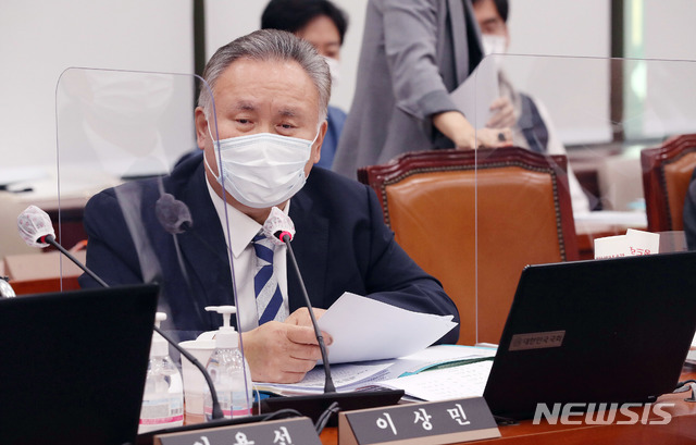 [서울=뉴시스] 김선웅 기자 = 이상민 더불어민주당 의원이 7일 오후 서울 여의도 국회에서 열린 외교통일위원회의 외교부에 대한 국정감사에서 강경화 외교부 장관에게 질의를 하고 있다. (공동취재사진) 2020.10.07.&nbsp; photo@newsis.com