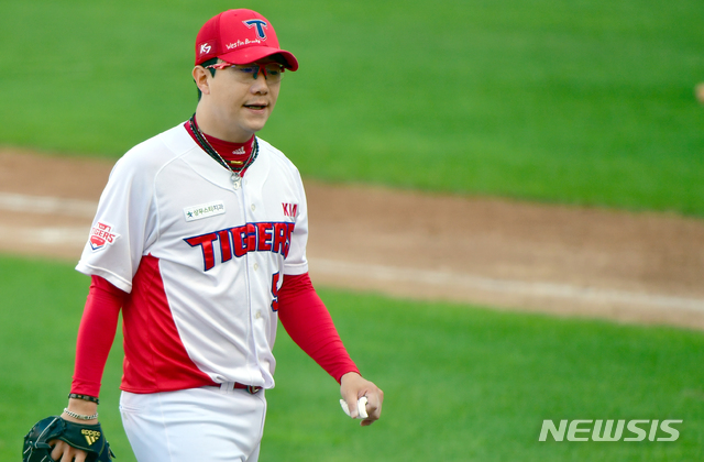 [광주=뉴시스] 류형근 기자 = 7일 오후 광주 북구 광주-기아챔피언스필드에서 열린 2020프로야구 KIA 타이거즈 대 한화 이글스의 더블헤더 1경기, 6회초까지 한화 타선을 1실점으로 막은 KIA 선발투수 양현종이 마운드를 내려오고 있다. 2020.10.07.&nbsp; hgryu77@newsis.com 