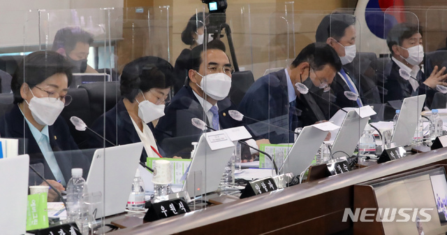 [세종=뉴시스]강종민 기자 = 국회 기획재정위원회 여당 의원들이 7일 정부세종청사에서 열린 기획재정부에 대한 국정감사에서 질의순서를 기다리고 있다. (공동취재사진) 2020.10.07.&nbsp; photo@newsis.com