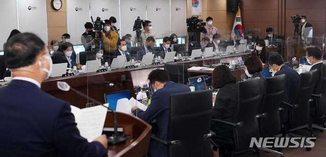 [세종=뉴시스]강종민 기자 = 홍남기 부총리 겸 기획재정부 장관이 7일 오전 정부세종청사에서 열린 국회 기획재정위원회의 기재부에 대한 국정감사에서 인사말을 하고 있다. (공동취재사진) 2020.10.07.&nbsp; photo@newsis.com