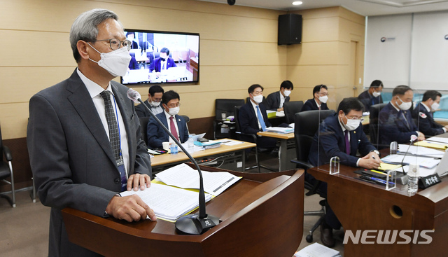 [세종=뉴시스]강종민 기자 = 7일 정부세종청사에서 열린 국회 기획재정부위원회의 기획재정부에 대한 국정감사에서 참고인으로 나온 김유찬 한국조세재정연구원장이 의원 질의에 답변하고 있다. (공동취재사진) 2020.10.07.&nbsp; photo@newsis.com