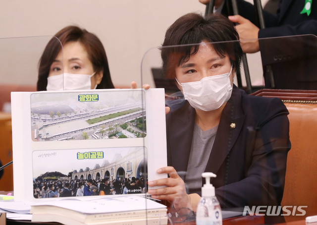 [서울=뉴시스] 김진아 기자 = 조수진(오른쪽) 국민의힘 의원이 지난 7일 오후 서울 여의도 국회에서 열린 법제사법위원회의 대법원에 대한 국정감사에서 질의하고 있다. (공동취재사진) 2020.10.07. photo@newsis.com