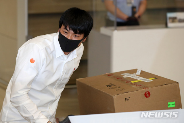 [인천공항=뉴시스] 고범준 기자 = 미국 메이저리그 첫 시즌을 마친 세인트루이스 카디널스의 김광현이 7일 오후 인천국제공항 제2여객터미널을 통해 귀국하고 있다. 2020.10.07. bjko@newsis.com