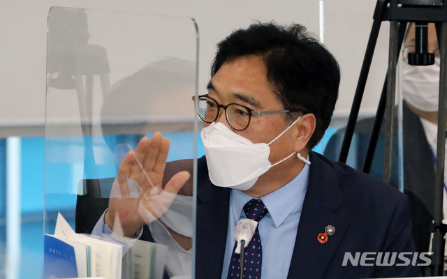 [세종=뉴시스]강종민 기자 = 우원식 더불어민주당 의원이 7일 정부세종청사에서 열린 국회 기획재정위원회의 기획재정부에 대한 국정감사에서 질의를 하고 있다. (공동취재사진) 2020.10.07.&nbsp; photo@newsis.com