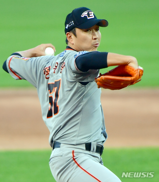 [광주=뉴시스] 류형근 기자 = 7일 오후 광주 북구 광주-기아챔피언스필드에서 열린 2020프로야구 KIA 타이거즈 대 한화 이글스의 더블헤더 1경기, 8회말 무사에서 한화 바뀐투수 정우랑이 역투하고 있다. 2020.10.07. hgryu77@newsis.com