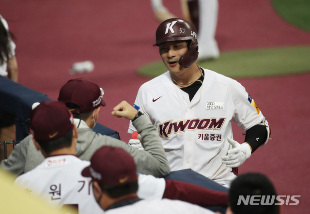 [서울=뉴시스] 고범준 기자 = 7일 오후 서울 구로구 고척스카이돔에서 열린 2020 KBO리그 키움 히어로즈와 NC 다이노스의 경기, 5회말 2사 키움 김하성이 홈런을 치고 동료들과 기뻐하고 있다. 2020.10.07.&nbsp; bjko@newsis.com