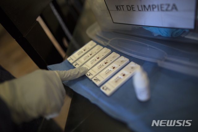 [리마(페루)=AP/뉴시스]지난 4월15일페루 수도 리마의 한 가정에서 의료 종사자가 신종 코로나바이러스 감염증(코로나19)에 대한 신속 항체 검사 결과를 모니터링하고 있다. 페루는 코로나19 진단 검사 장비 등의 부족으로 대부분의 다른 나라들과 달리 갑싼 중국산 장비 수입을 통한 신속한 항체 혈액 검사를 통한 감염 여부 판정에 크게 의존해 왔는데 이는 현재 페루를 세계 8위의 코로나19 피해국으로 만든 주요 원인으로 지목되고 있다. 2020.10.8