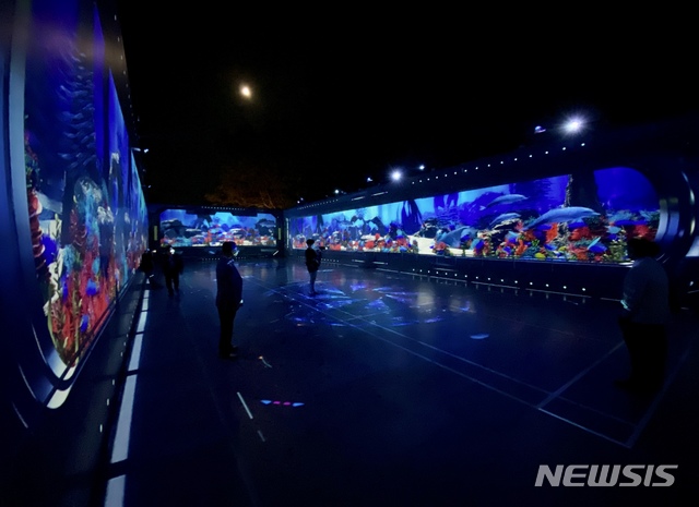 [통영=뉴시스] 신정철 기자= 경남 통영시의 도심 공원인 남망산공원에 화려한 인공 조명이 물들인 ‘빛의 정원 디피랑’이 오는 16일 개장한다. 숲 속 출구’를 시작으로 ‘디피랑산장’, ‘신비폭포’, ‘비밀공방’, ‘메아리마을’, ‘빛의 오케스트라’까지 구간별 테마공간이 즐비하다.(사진=통영관광개발공사 제공).2020.10.08.&nbsp;&nbsp; photo@newsis.com 