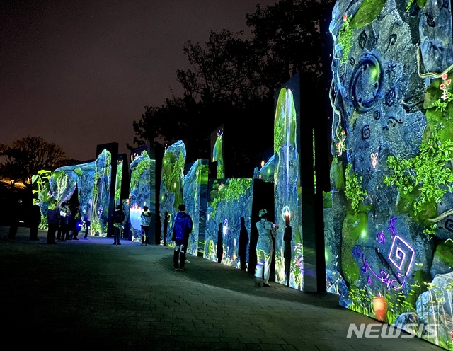  [통영=뉴시스] 신정철 기자= 경남 통영시의 도심 공원인 남망산공원에 화려한 인공 조명이 물들인 ‘빛의 정원 디피랑’이 오는 16일 개장한다. 남망산 공원에 미디어아트라는 신기술을 접목시켜 공원을 디지털 체험공간으로 탈바꿈시킨 모습이다.(사진=통영관광개발공사 제공).2020.10.08.&nbsp;&nbsp; photo@newsis.com