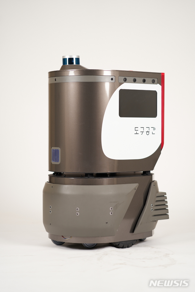 [서울=뉴시스]'도구공간'의 순찰로봇 '코르소'