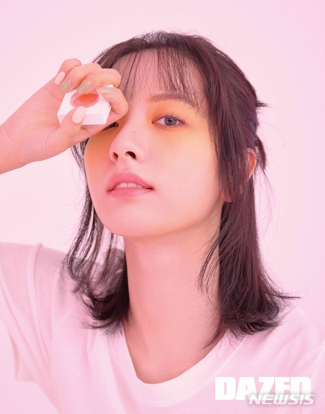 [서울=뉴시스] 그룹 우주소녀 보나. (사진 = 데이즈드 제공) photo@newsis.com