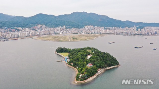 [창원=뉴시스] 강경국 기자 = 경남 창원시 마산만 풍경. (사진=창원시청 제공). 2020.10.08.photo@newsis.com