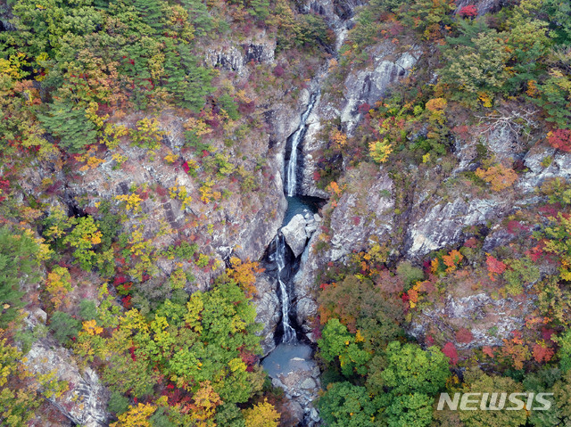 경남 밀양시 가을의 흑룡폭포. 