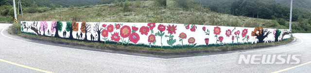 과학화전투훈련장 접경 마을에 핀 조화로운 꽃