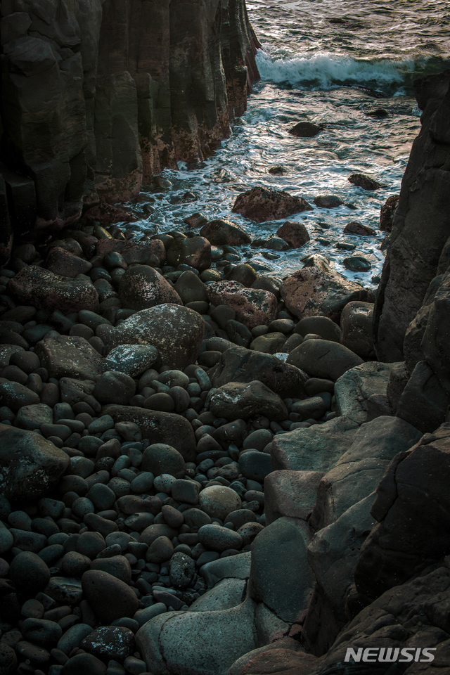 [서울=뉴시스] KT KIM, Jeju island, 피그먼트 프린트, 이미지 120×80cm, 2020