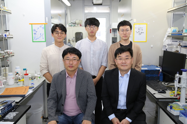 [서울=뉴시스] 이번 연구를 이끈 연구진의 모습.