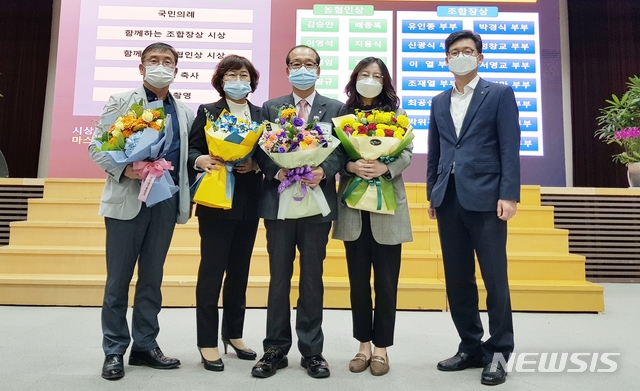 [증평=뉴시스]강신욱 기자 = 충북 증평농협 배종록(가운데) 상무가 8일 서울 농협중앙회 본부 대강당에서 열린 '함께하는 농협인상' 시상식에서 수상자들과 기념사진을 찍고 있다. (사진=농협 증평군지부 제공) 2020.10.08. photo@newsis.com