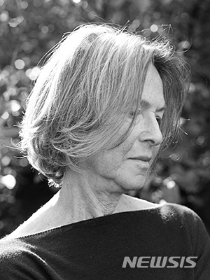[서울=뉴시스]2020 노벨문학상 수상자 미국 시인 루이스 글뤼크. (사진 = 예일대 홈페이지 캡처) 2020.10.08. photo@newsis.com 