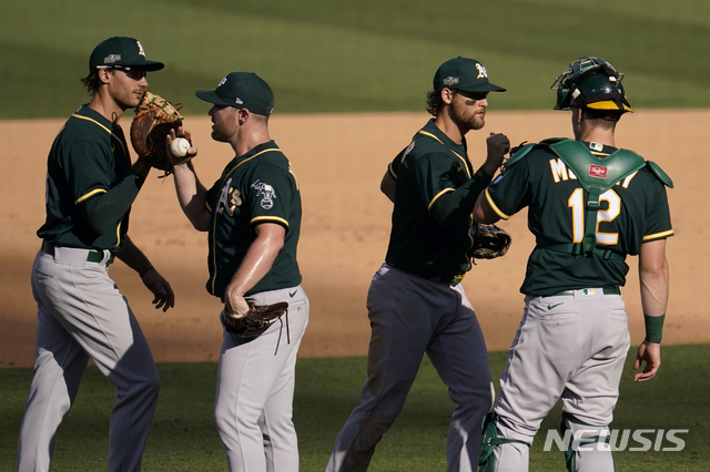 [로스앤젤레스=AP/뉴시스]오클랜드 애슬레틱스가 8일(한국시간) 아메리칸리그 디비전시리즈 3차전에서 휴스턴을 9-7로 이겼다. 