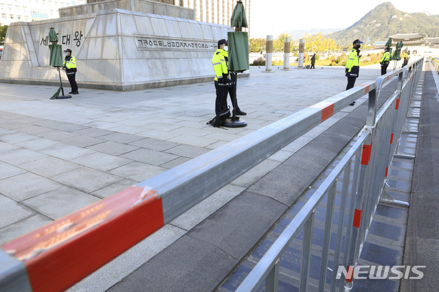 [서울=뉴시스] 박민석 기자 = 지난 8일 오전 서울 종로구 광화문광장에 집회를 방지하기 위한 펜스가 설치돼 있다. 2020.10.08. mspark@newsis.com