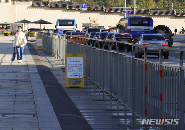 [서울=뉴시스] 박민석 기자 = 한글날을 하루 앞둔 8일 오전 서울 종로구 광화문광장에 도심내 집회금지를 알리는 안내문과 펜스가 설치돼 있다. 2020.10.08.&nbsp; mspark@newsis.com