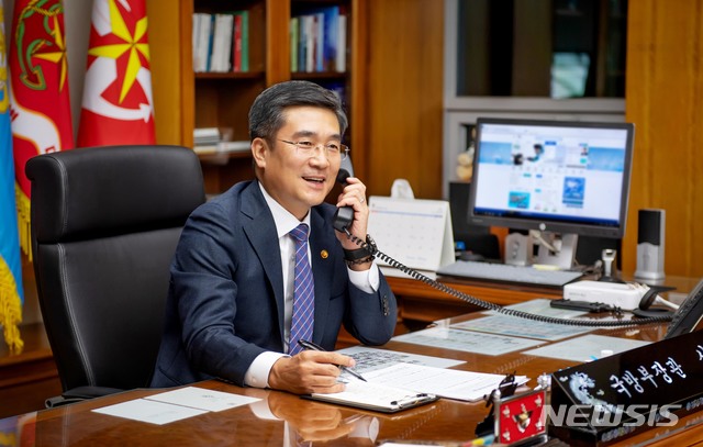 [서울=뉴시스]서욱 국방부 장관이 8일 오전 마크 에스퍼 미국 국방장관과 통화를 하고 있다. (사진=국방부 제공) 2020.10.08.&nbsp; photo@newsis.com 