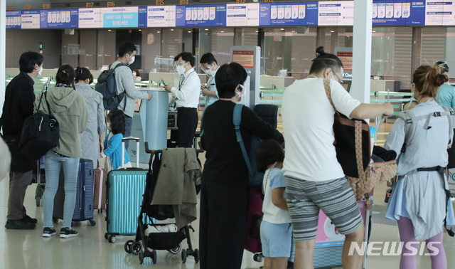 [인천공항=뉴시스] 박미소 기자 = 기업인 일본 특별입국절차가 시행된 8일 오전 인천국제공항 2터미널에서 도쿄행 승객들이 발권을 하고 있다. 202010.08.&nbsp; misocamera@newsis.com