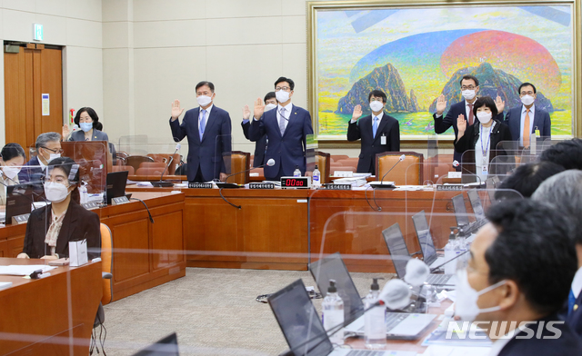 [서울=뉴시스]최동준 기자 = 조성욱 공정거래위원장 등이 8일 국회 정무위원회에서 열린 공정거래위원회·한국소비자원 등 국정감사에서 선서하고 있다. 왼쪽부터 조성욱, 신동권 한국공정거래조정원장, 김재신 공정위 부위원장, 이희숙 한국소비자원장. (공동취재사진) 2020.10.08. photo@newsis.com