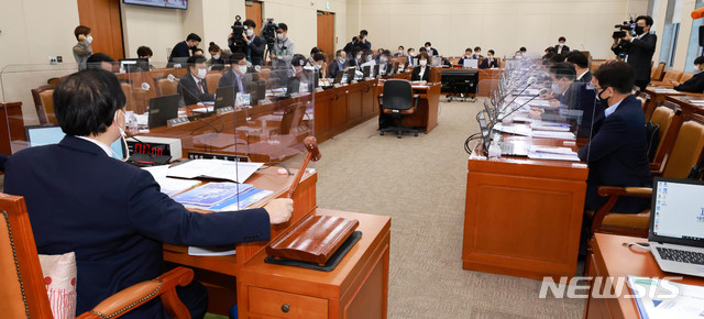 [서울=뉴시스] 전진환 기자 = 윤후덕 국회 기획재정위원회 위원장이 8일 국회에서 열린 기획재정부 국정 감사를 주재하고 있다. 2020.10.08. photo@newsis.com