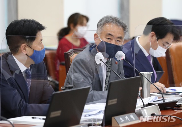 [서울=뉴시스]최동준 기자 = 송재호 더불어민주당 의원이 8일 오전 국회 정무위원회에서 열린 공정거래위원회·한국소비자원 등에 대한 국정감사에서 질의하고 있다. (공동취재사진) 2020.10.08. photo@newsis.com