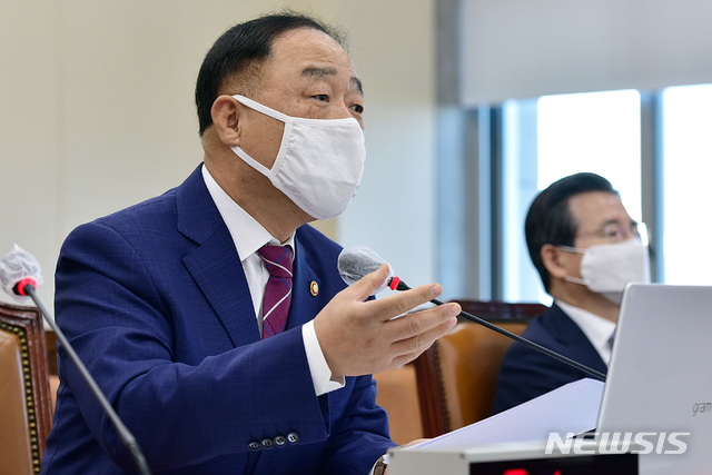 [서울=뉴시스]전진환 기자 = 홍남기 경제부총리가 8일 국회 기획재정위원회 기재부 조세정책에 대한 국정감사에 참석해 의원 질의에 답변을 하고 있다. (공동취재사진) 2020.10.08.  photo@newsis.com