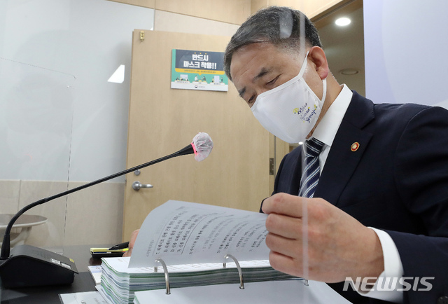 [세종=뉴시스]강종민 기자 = 박능후 보건복지부 장관이 8일 오전 세종시 정부세종청사에서 영상으로 연결해 열린 국회 보건복지위원회의 보건복지부 국정감사에서 자료를 살피고 있다. (공동취재사진) 2020.10.08.&nbsp; photo@newsis.com