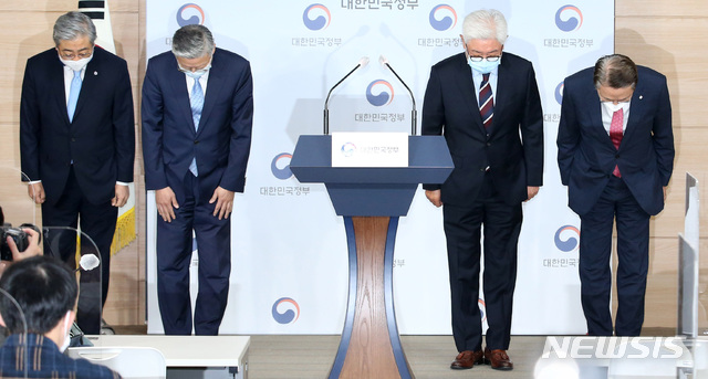 [서울=뉴시스]김명원 기자 = 대학병원장들이 8일 서울 종로구 정부서울청사에서 '코로나19 위기상황에서 의대생들의 국가고시 미응시 문제' 관련 사과성명을 발표하기 앞서 고개를 숙여 인사하고 있다. 왼쪽부터 윤동섭 연세대의료원장, 김연수 서울대학병원장, 김영모 인하대의료원장, 김영훈 고려대학교 의료원장. 2020.10.08.&nbsp; photo@newsis.com