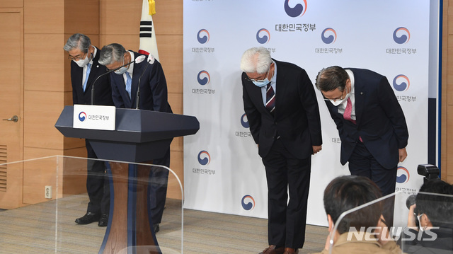 [서울=뉴시스]김명원 기자 = 대학병원장들이 8일 서울 종로구 정부서울청사에서 '코로나19 위기상황에서 의대생들의 국가고시 미응시 문제' 관련 사과성명을 발표하기 앞서 고개를 숙여 인사하고 있다. 왼쪽부터 윤동섭 연세대의료원장, 김연수 서울대학병원장, 김영모 인하대의료원장, 김영훈 고려대학교 의료원장. 2020.10.08.&nbsp; photo@newsis.com 