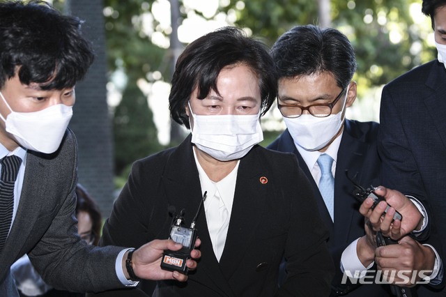 [서울=뉴시스]박주성 기자 = 추미애 법무부장관이 상관의 폭언·폭행에 시달리다 극단적인 선택을 한 고 김홍영 검사의 근무지었던 서울 양천구 서울남부지검을 지난 8일 방문했다. 2020.10.08. photo@newsis.com