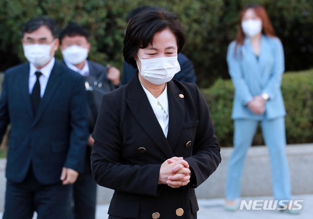 [서울=뉴시스]박주성 기자 = 추미애 법무부 장관이 8일 오전 상관의 폭언·폭행에 시달리다 극단적인 선택을 한 고(故) 김홍영 검사의 근무지인 서울 양천구 서울남부지검을 방문하고 있다. 2020.10.08.  photo@newsis.com