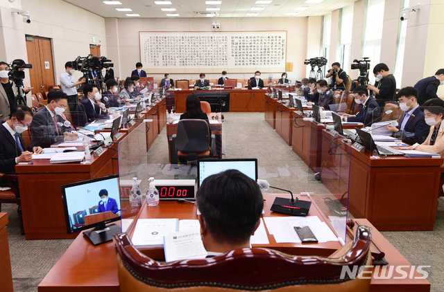 [서울=뉴시스]김선웅 기자 = 박종문 헌법재판소 사무처장이 8일 서울 여의도 국회 법제사법위원회에서 열린 헌법재판소 등에 대한 국정감사에서 업무보고 하고 있다. (공동취재사진) 2020.10.08.&nbsp; photo@newsis.com