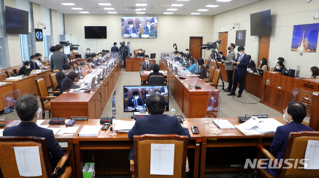 [서울=뉴시스]김선웅 기자 = 8일 오전 서울 여의도 국회에서 열린 과학기술정보방송통신위원회의 방통위에 대한 국정감사가 열렸다. (공동취재사진) 2020.10.08.&nbsp; photo@newsis.com