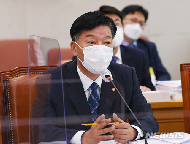 [서울=뉴시스]최동준 기자 = 김홍희 해양경찰청장이 8일 국회에서 열린 농림축산식품해양수산위원회의 해양수산부에 대한 국정감사에서 의원들의 질의에 답변하고 있다. (공동취재사진) 2020.10.08.  photo@newsis.com