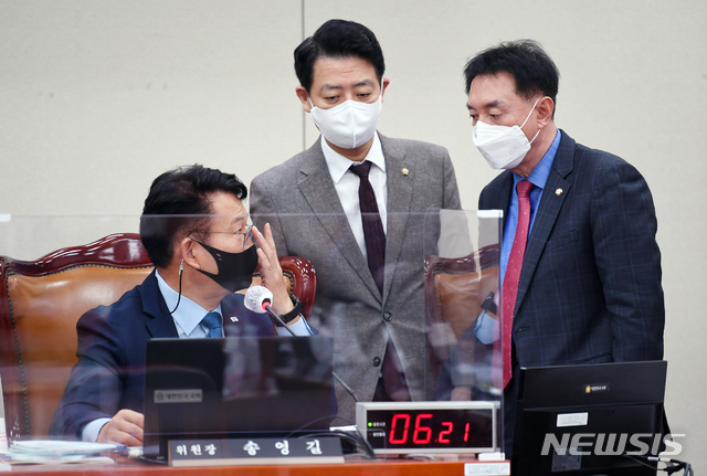 [서울=뉴시스] 최동준 기자 = 8일 서울 여의도 국회 외교통일위원회에서 열린 통일부 등 관련 기관에 대한 국정감사에서 송영길(왼쪽부터) 위원장과 김영호, 김기석 여야 간사가 대화를 나누고 있다. (공동취재사진) 2020.10.08. photo@newsis.com