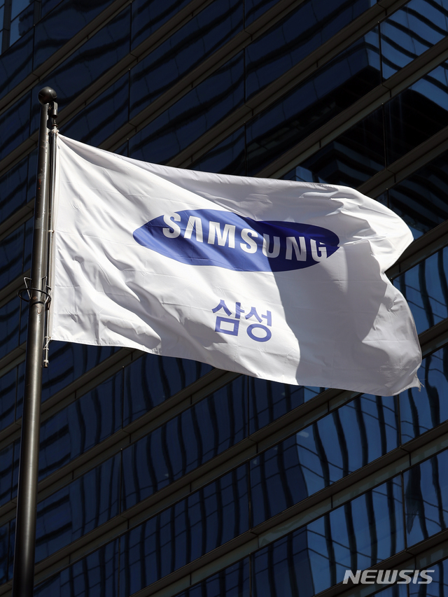 [서울=뉴시스]이윤청 기자 = 8일 서울 서초구 삼성전자 서초사옥의 깃발이 바람에 휘날리고 있다. 삼성전자는 2020년 3분기 매출이 66조원으로 전년 동기 대비 6.45% 증가, 전분기 대비 24.6% 증가한 것으로 잠정 집계됐다고 8일 공시했다. 2020.10.08.&nbsp; radiohead@newsis.com