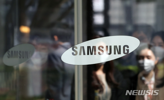 [서울=뉴시스]이윤청 기자 = 8일 서울 서초구 삼성전자 서초사옥에서 직원들이 드나들고 있다. 2020.10.08. radiohead@newsis.com