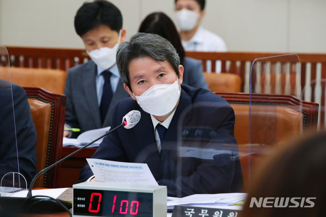 [서울=뉴시스] 최동준 기자 = 이인영 통일부 장관이 8일 서울 여의도 국회에서 열린 외교통일위원회 국정감사에서 의원들 질의에 답변하고 있다. (공동취재사진) 2020.10.08. photo@newsis.com