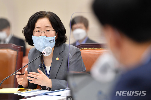 [서울=뉴시스] 최동준 기자 = 조성욱 공정거래위원회 위원장이 8일 국회에서 열린 정무위원회의 공정위 국정 감사에 출석해 의원 질의에 답변하고 있다. 2020.10.08. photo@newsis.com